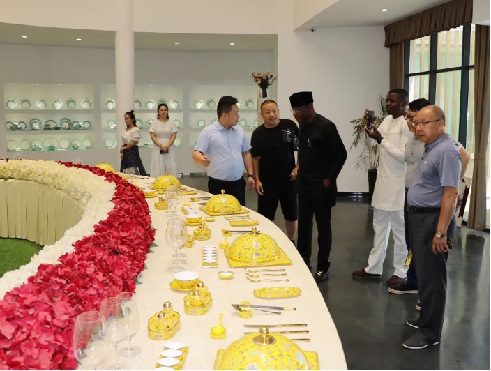 尼日利亚驻中国上海总领事Amb.Chimezie Okeoma Ogu一行参观918博天娱乐官网陶瓷